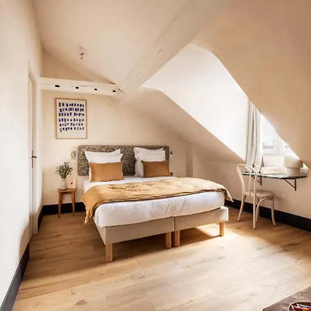 De La Gaite Hotel